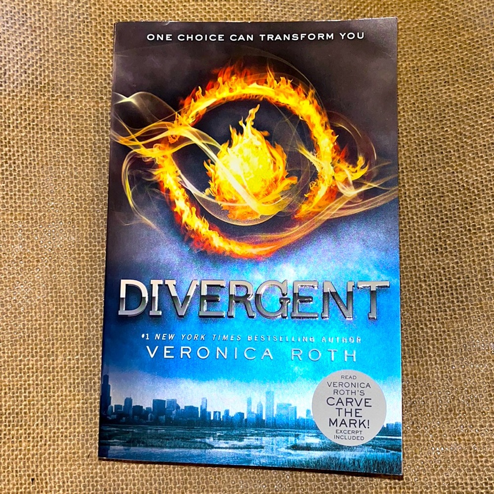 DIVERGENT by Veronica Roth  book